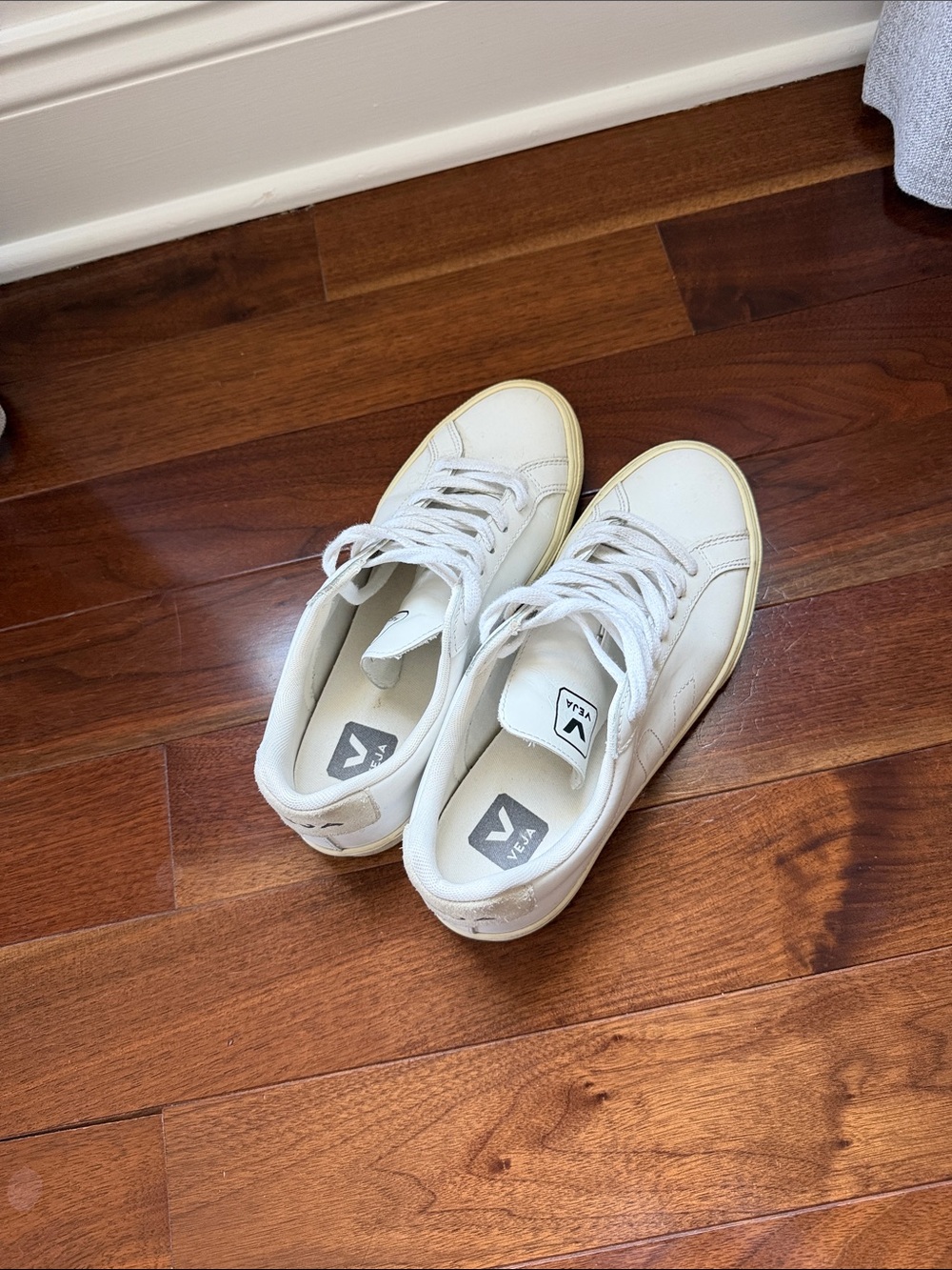 Veja White Low-Top Sneakers with Subtle Logo - Picture 4 of 7